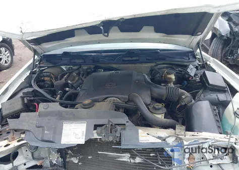 2000 Mercury Grand Marquis Gs z USA, uszkodzony, nr VIN 2MEFM74W0YX670777